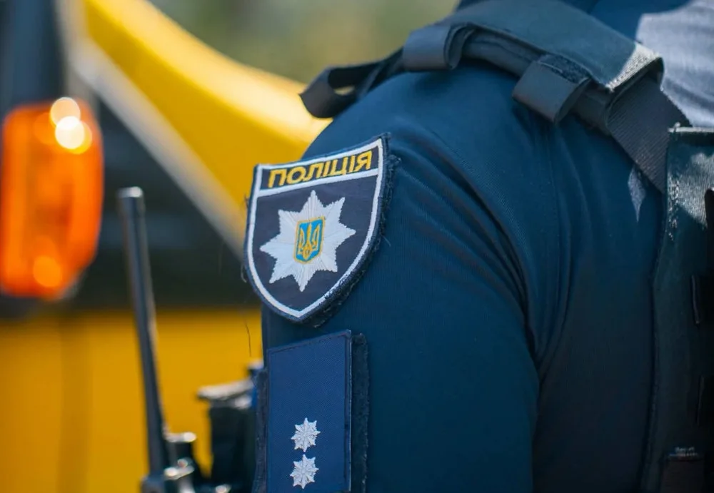 Шеврон української поліції на формі офіцера