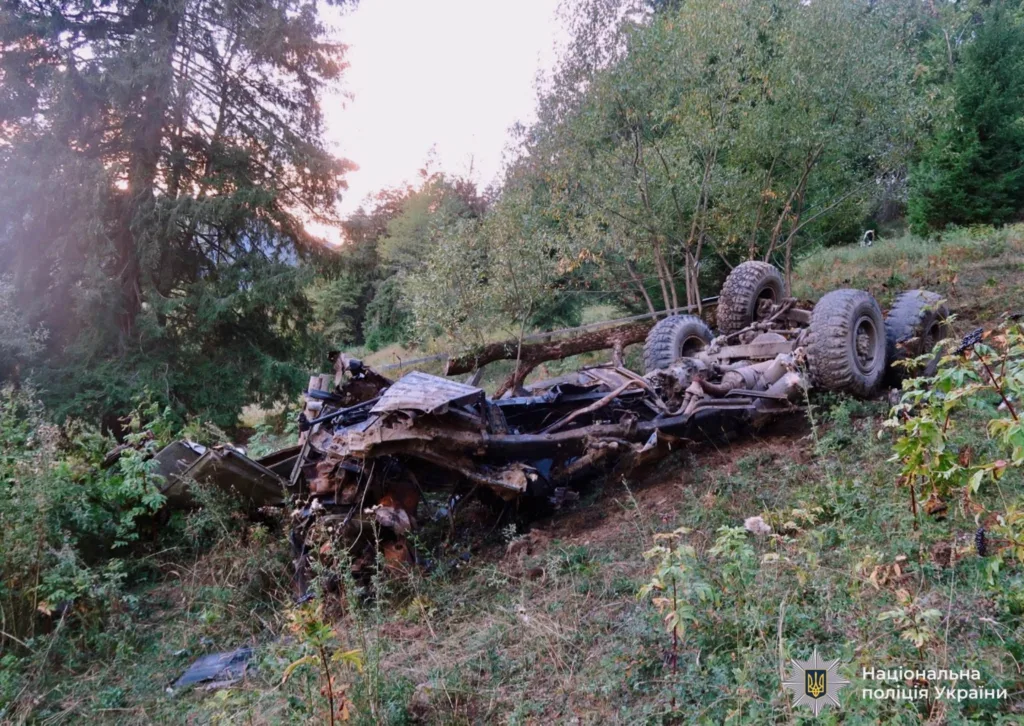 Перекинута розбита вантажівка в лісовій місцевості