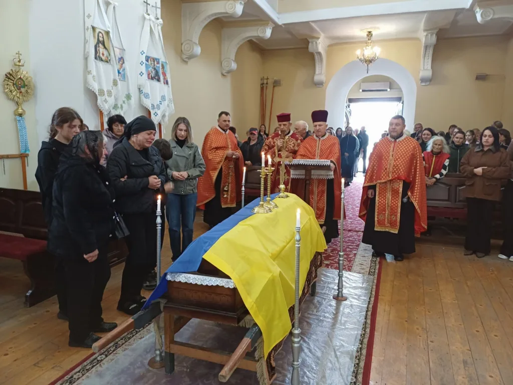 Панахида за загиблим воїном у храмі