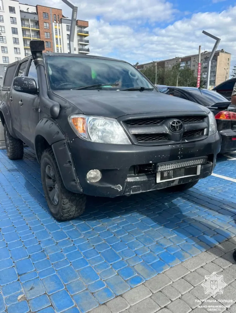 Чорний пікап Toyota з позашляховим оснащенням на парковці