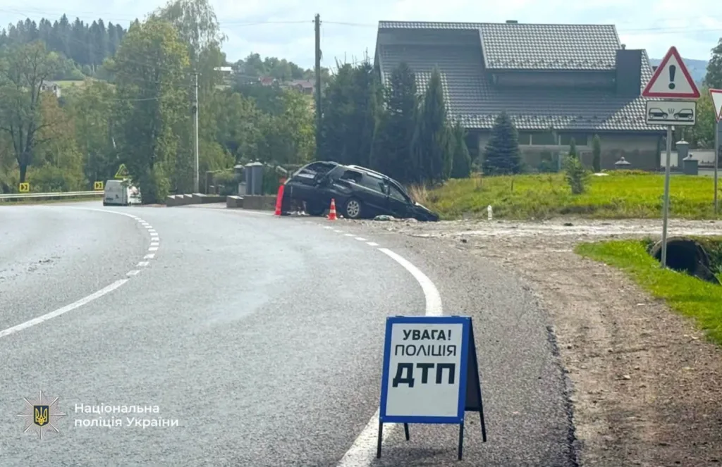 Автомобіль у кюветі біля сільської дороги після ДТП