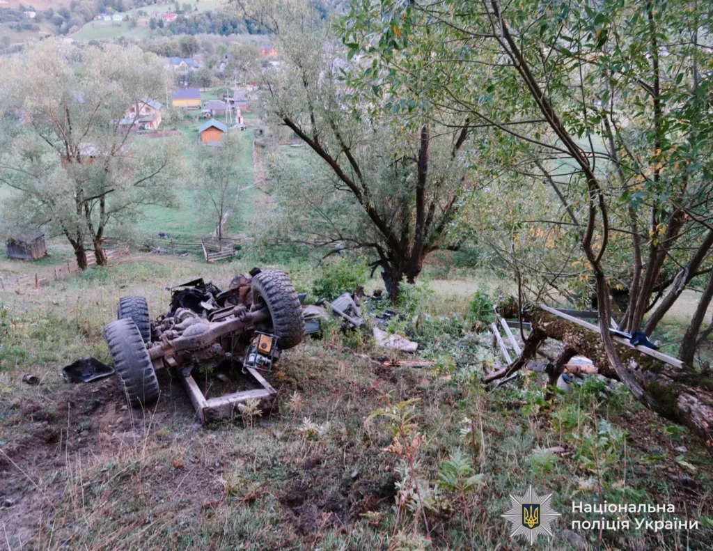 Перекинута вантажівка на схилі біля села