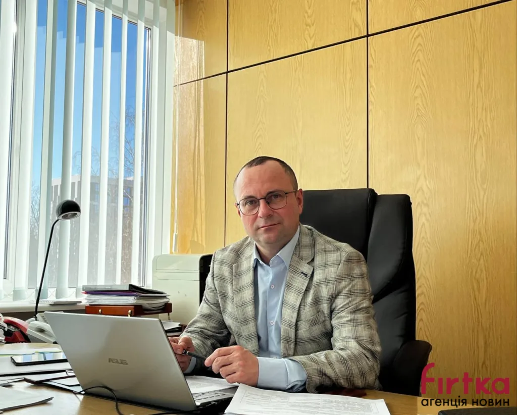 Чоловік у піджаку працює за ноутбуком в офісі