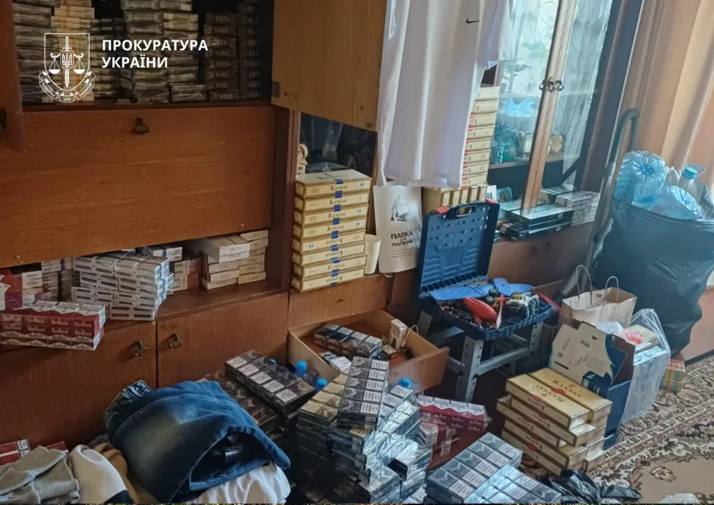 Вилучені коробки сигарет у кімнаті під час обшуку