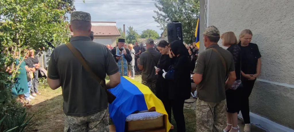 Прощання з військовим, труна вкрита українським прапором