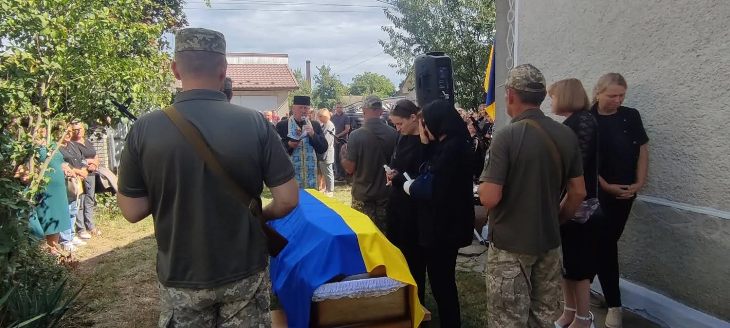 Прощання з військовим, труна вкрита українським прапором
