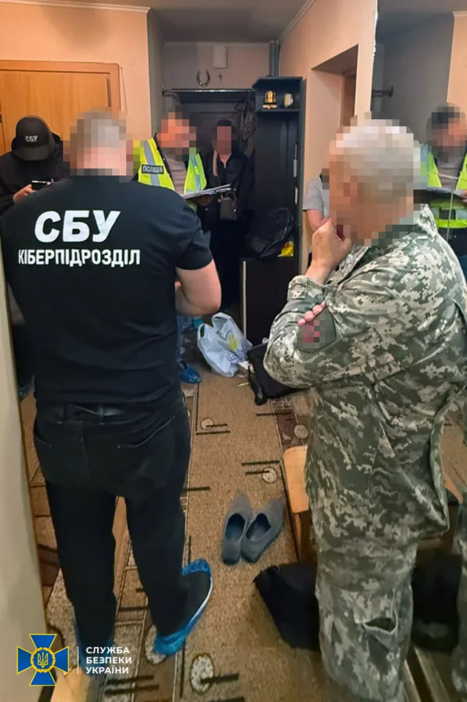 Співробітники СБУ та поліції проводять обшук у квартирі