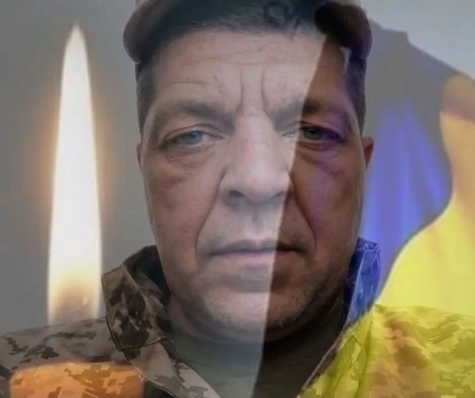Портрет військового на тлі свічки та українського прапора