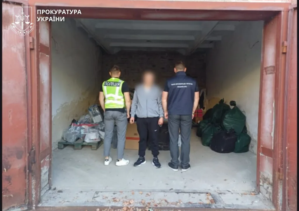 Поліцейський і прокурор із затриманим у гаражі
