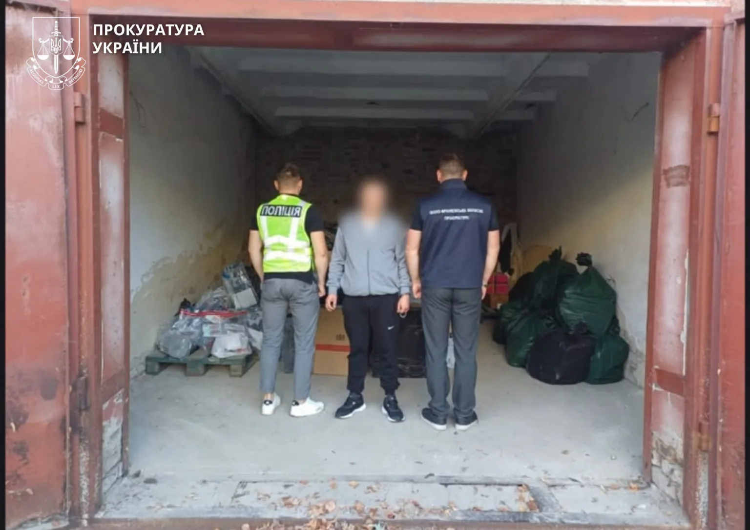 Поліцейський і прокурор із затриманим у гаражі