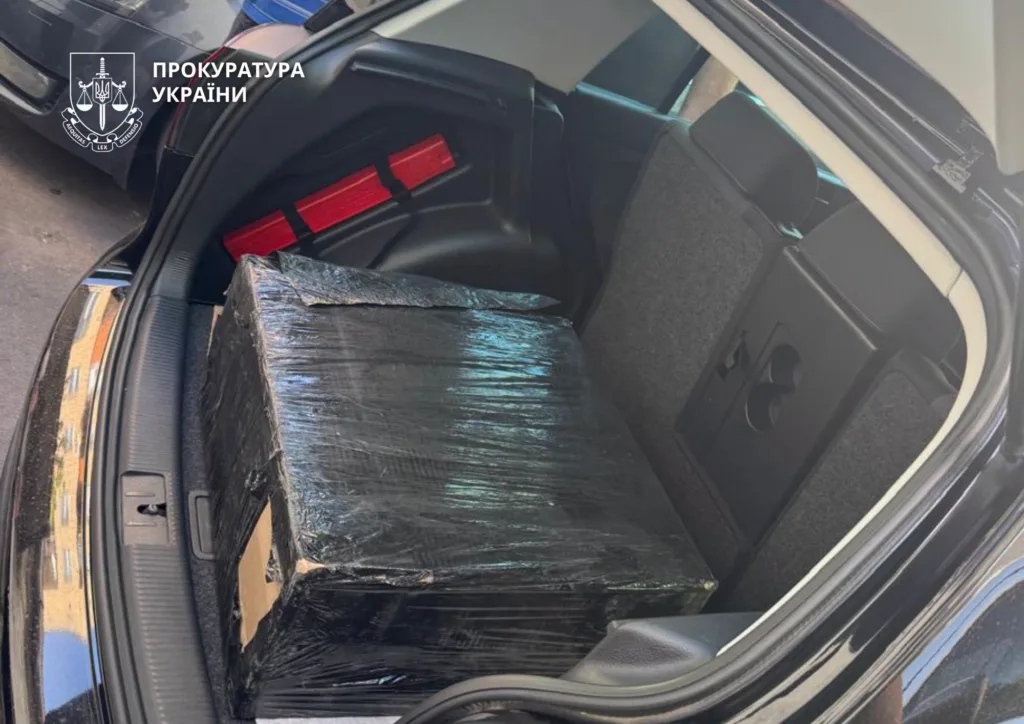 Великий чорний пакунок у багажнику автомобіля