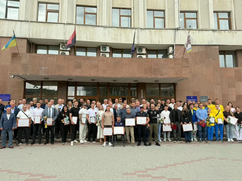 Групове фото учасників нагородження біля адміністративної будівлі