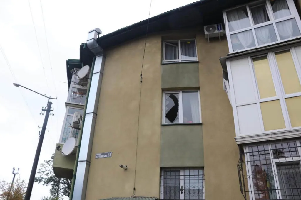 Фасад багатоквартирного будинку з розбитим вікном