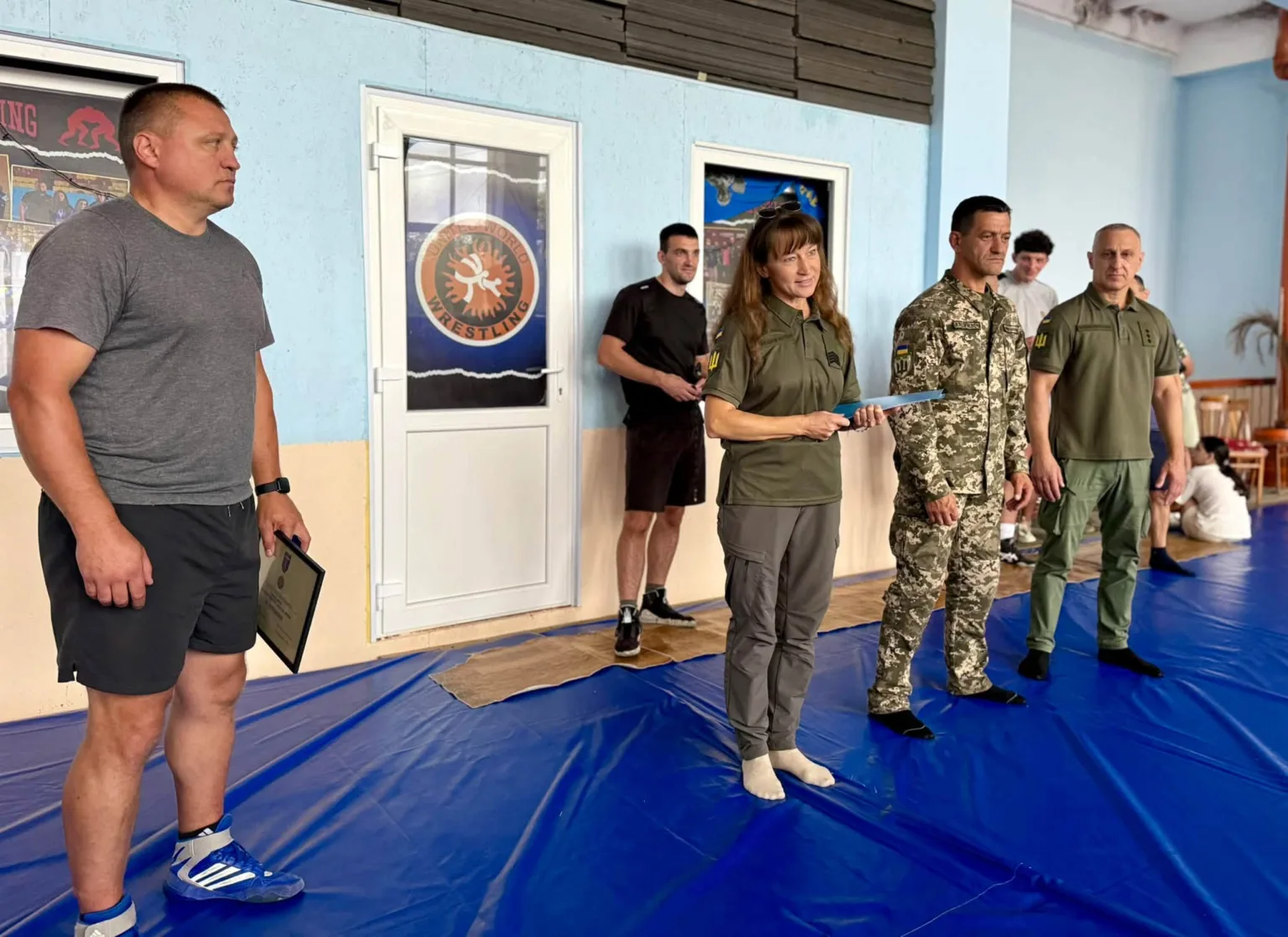 Вручення подяки військовому у залі боротьби