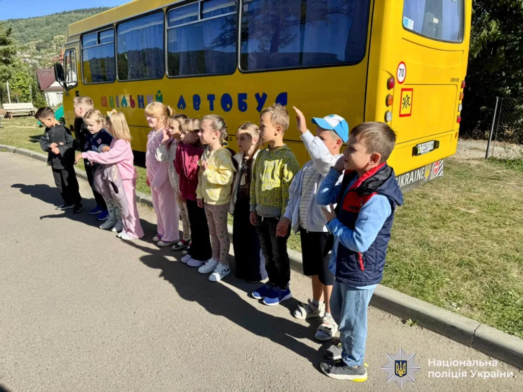 Діти біля жовтого шкільного автобуса