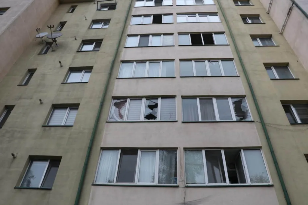 Пошкоджені вікна багатоповерхового житлового будинку