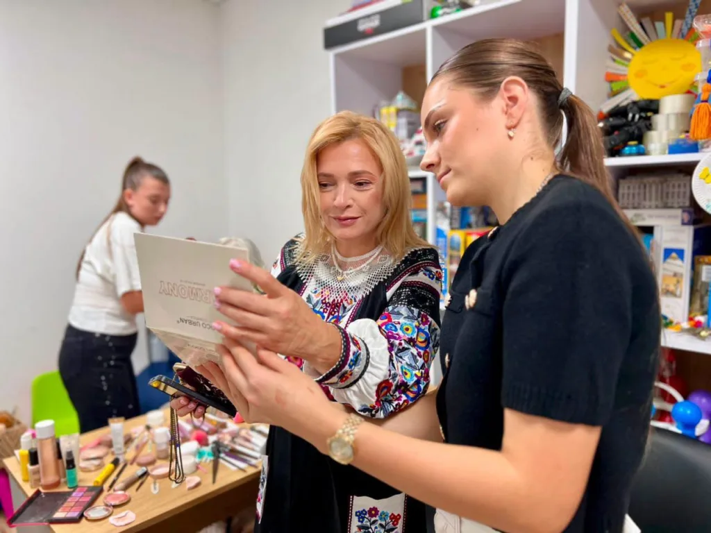 Дві жінки розглядають планшет у творчій майстерні