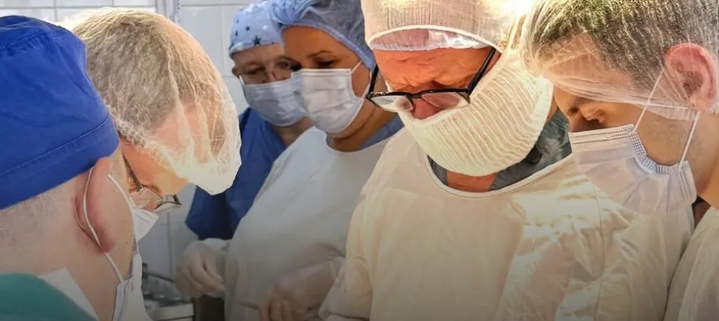 Команда хірургів проводить операцію в операційній
