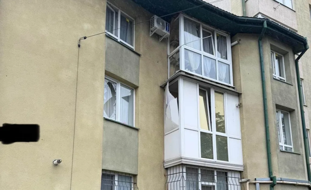 Пошкоджене скління балкона багатоповерхового житлового будинку