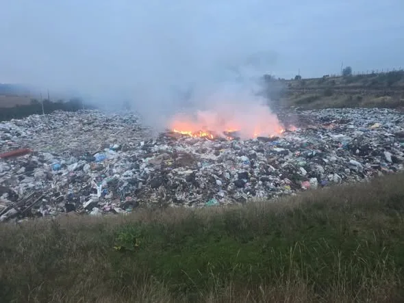 Пожежа на великому сміттєзвалищі під густим димом