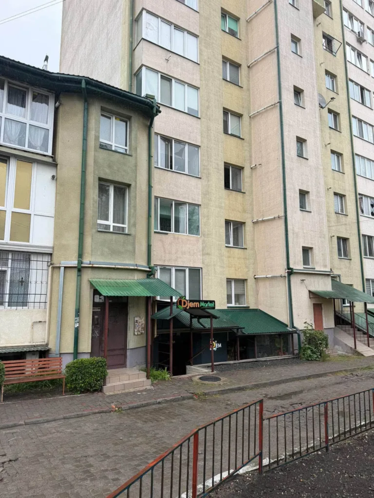 Вхід до магазину Djem Market у житловому будинку