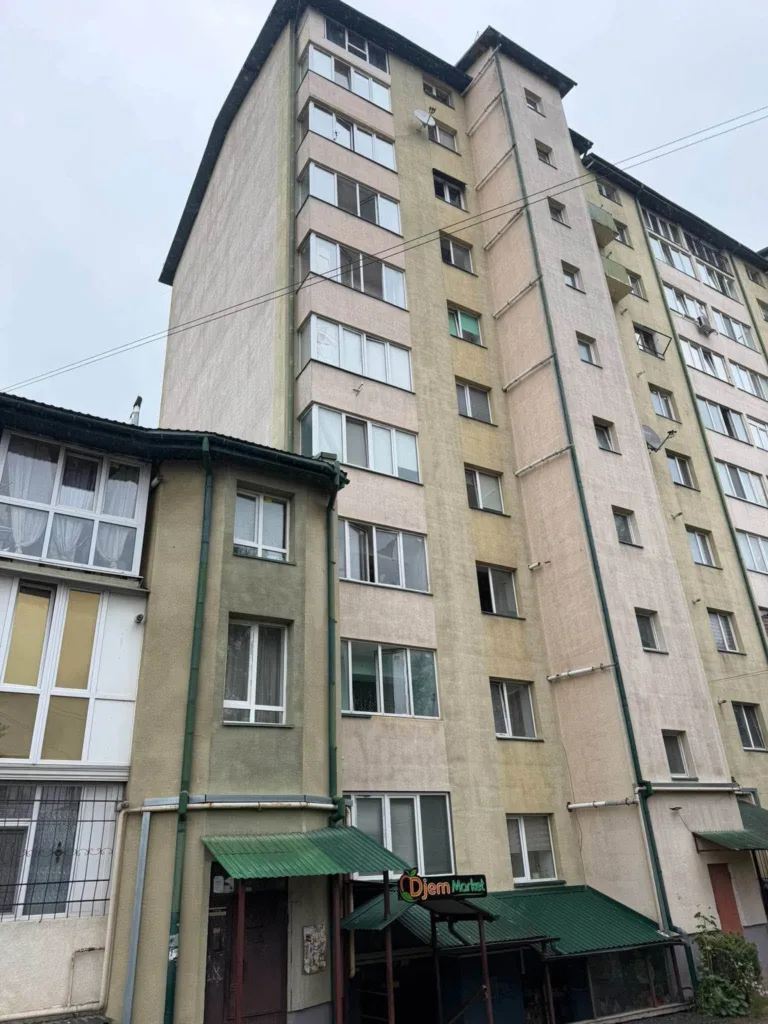 Фасад багатоповерхового житлового будинку з заскленими балконами