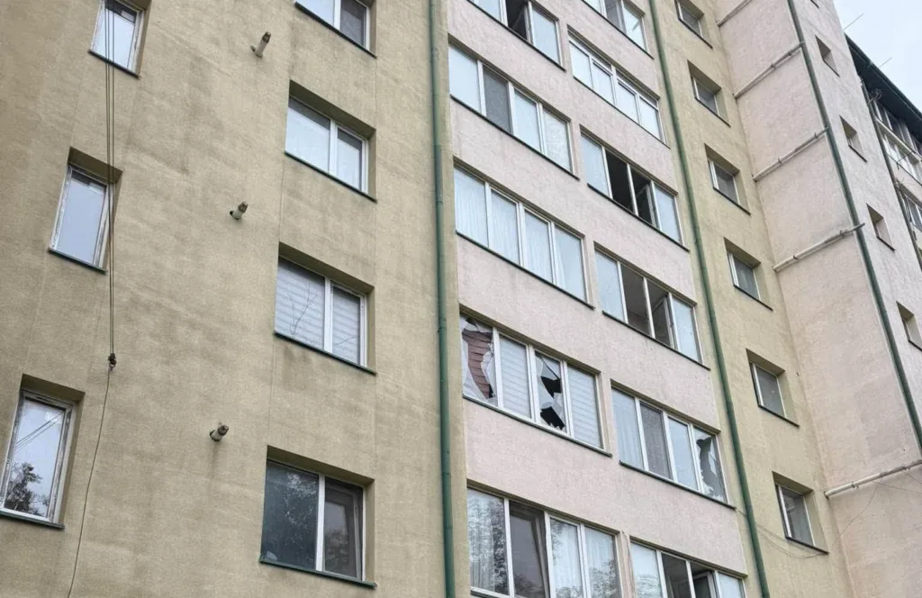 Розбиті вікна на фасаді багатоповерхового будинку