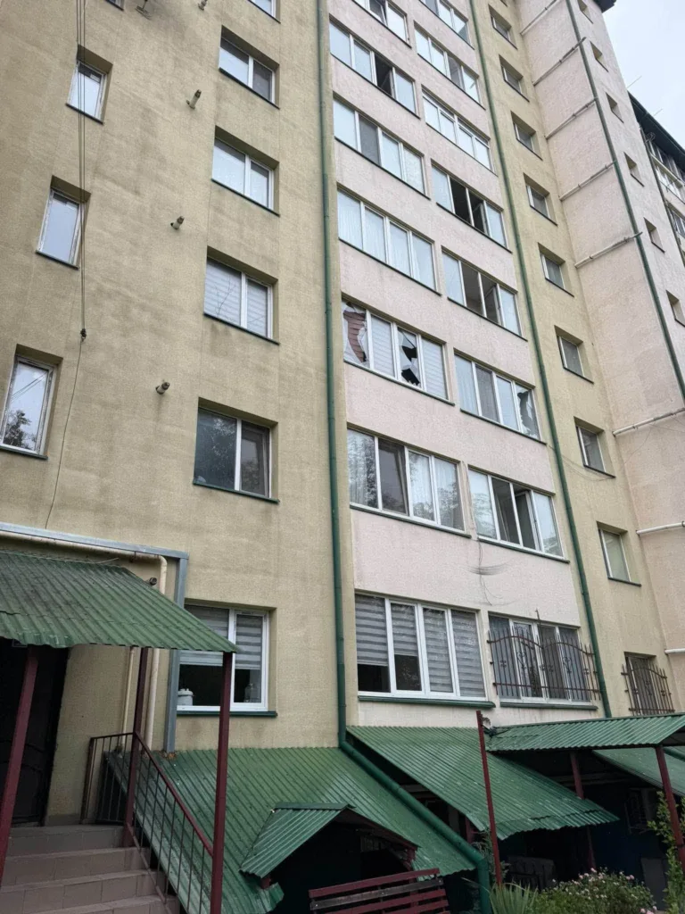 Багатоповерховий житловий будинок із розбитими вікнами