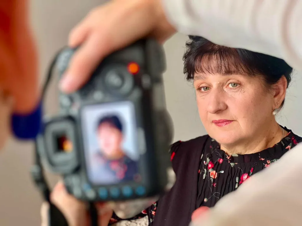 Жінка позує перед камерою під час фотосесії
