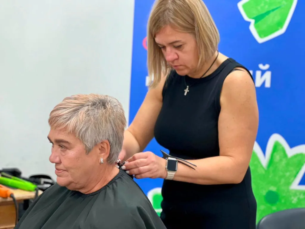 Перукарка стриже коротке сиве волосся клієнтки