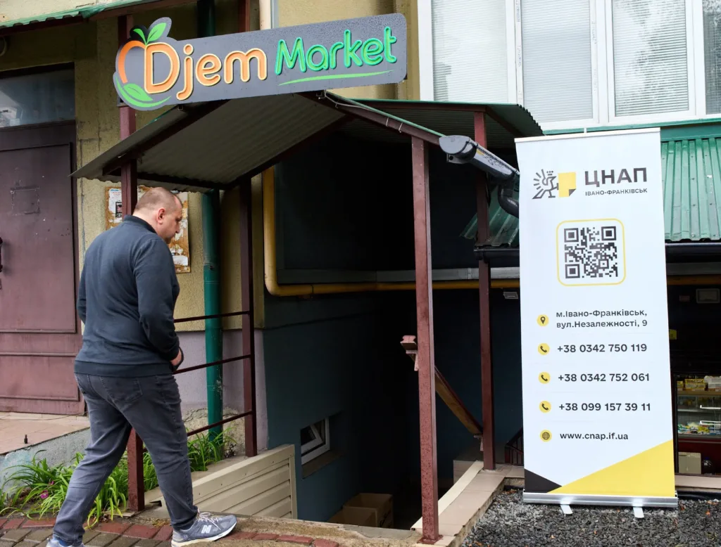 Чоловік біля входу до Djem Market у Івано-Франківську