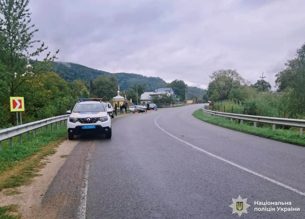 Поліцейське авто біля місця ДТП на гірській дорозі