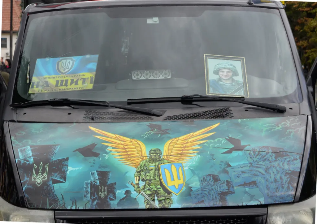 Автомобіль із портретом військового та символікою ЗСУ