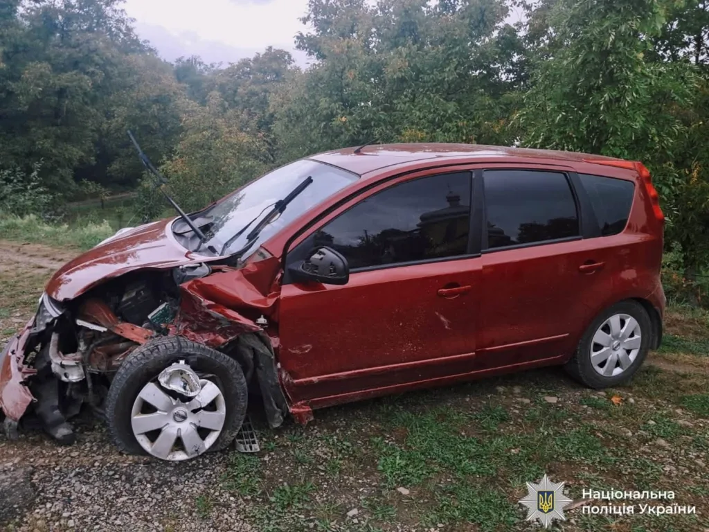 Червоний автомобіль із сильно пошкодженою передньою частиною