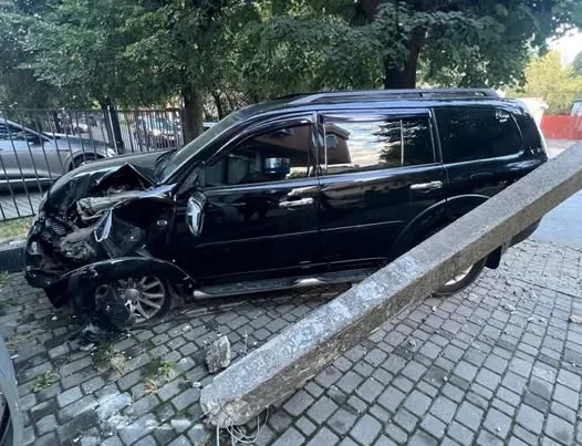 Чорний мінівен пошкоджений бетонною огорожею після ДТП