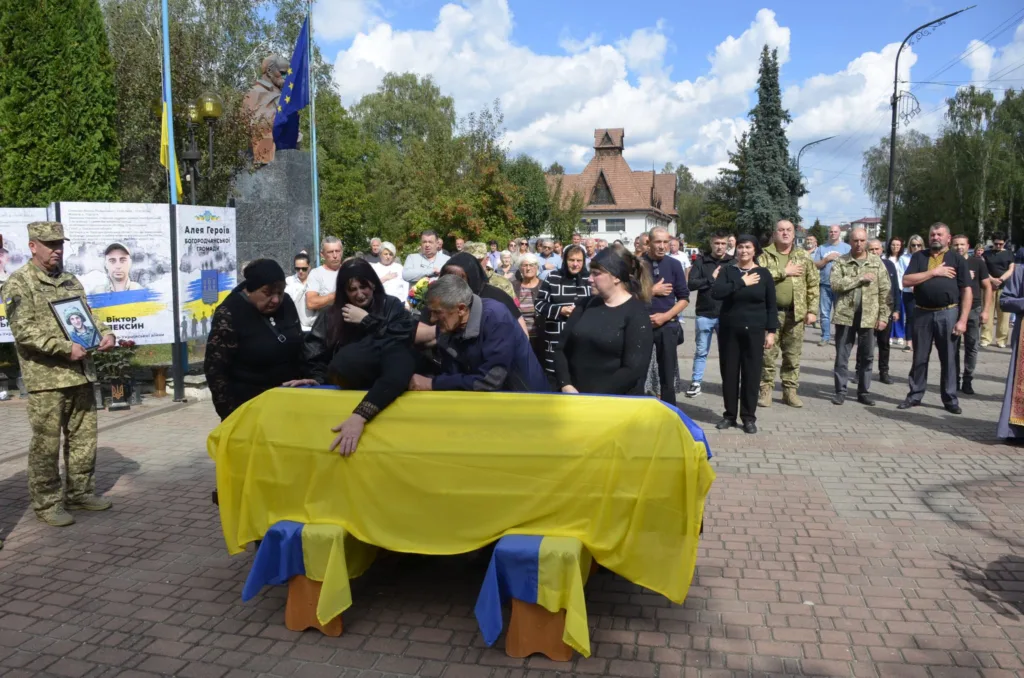 Прощання з військовим, труна накрита українським прапором
