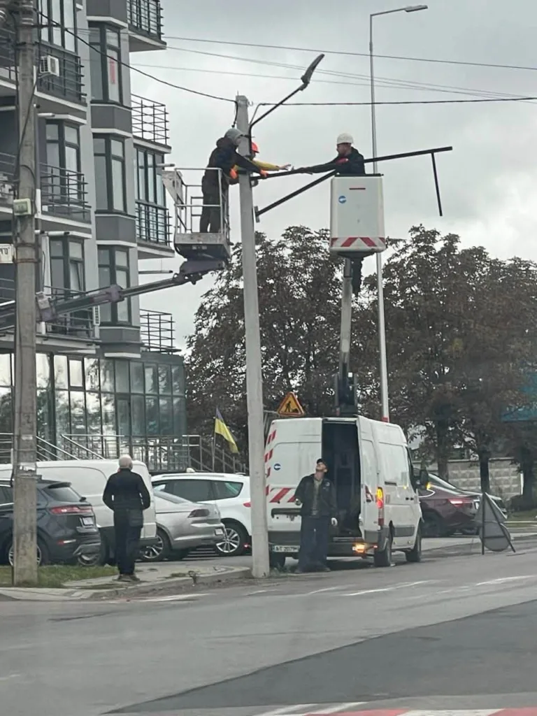 Електрики ремонтують вуличний ліхтар з автовишок
