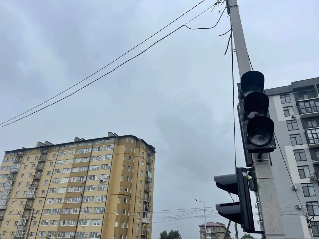 Світлофор на тлі багатоповерхівок і похмурого неба