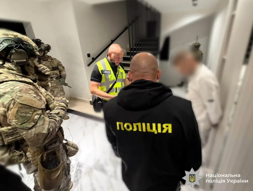 Поліція та спецпризначенці проводять затримання в будинку