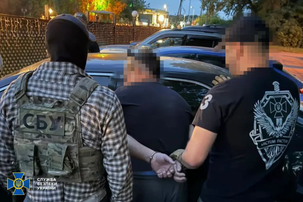 Співробітники СБУ затримують чоловіка біля автомобіля