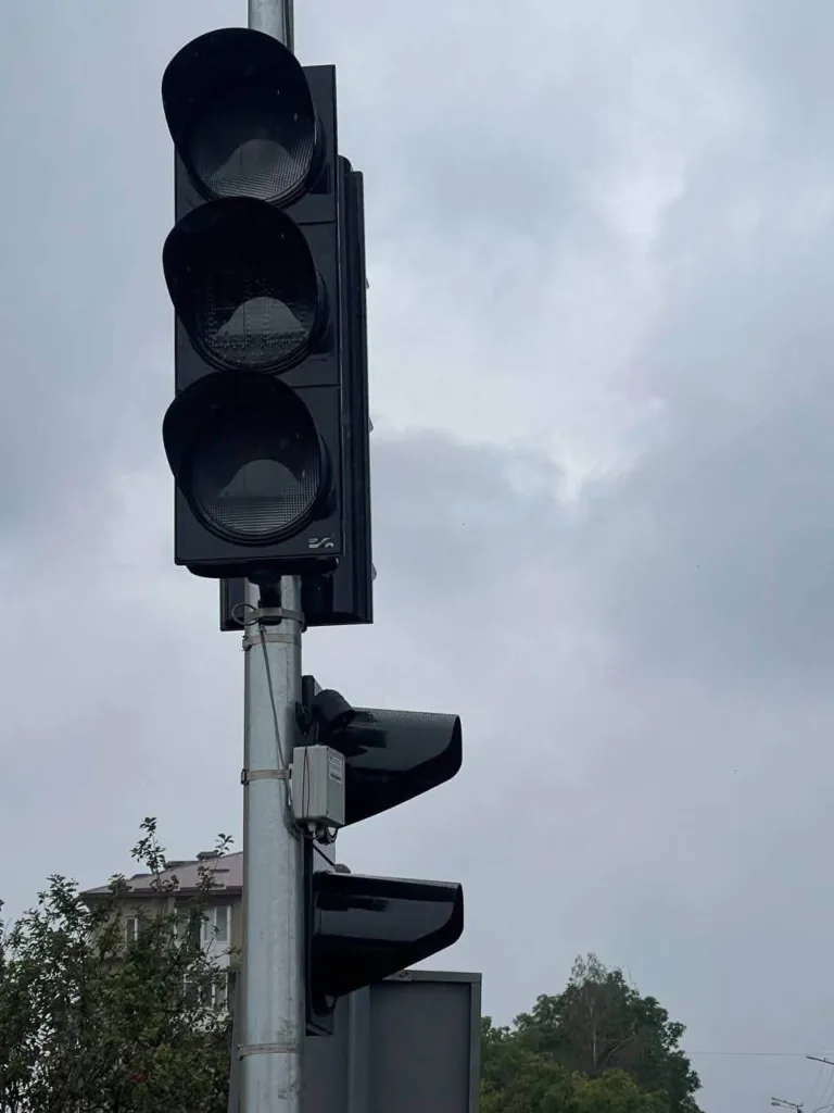 Непрацюючий світлофор на тлі похмурого неба