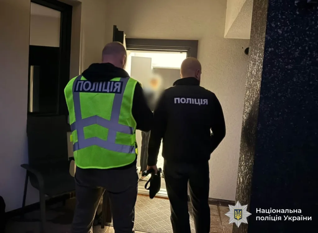 Двоє поліцейських заходять до приміщення