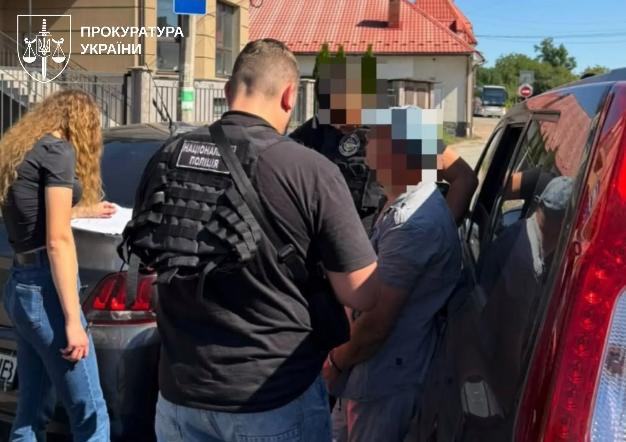 Поліція затримує чоловіка біля автомобіля