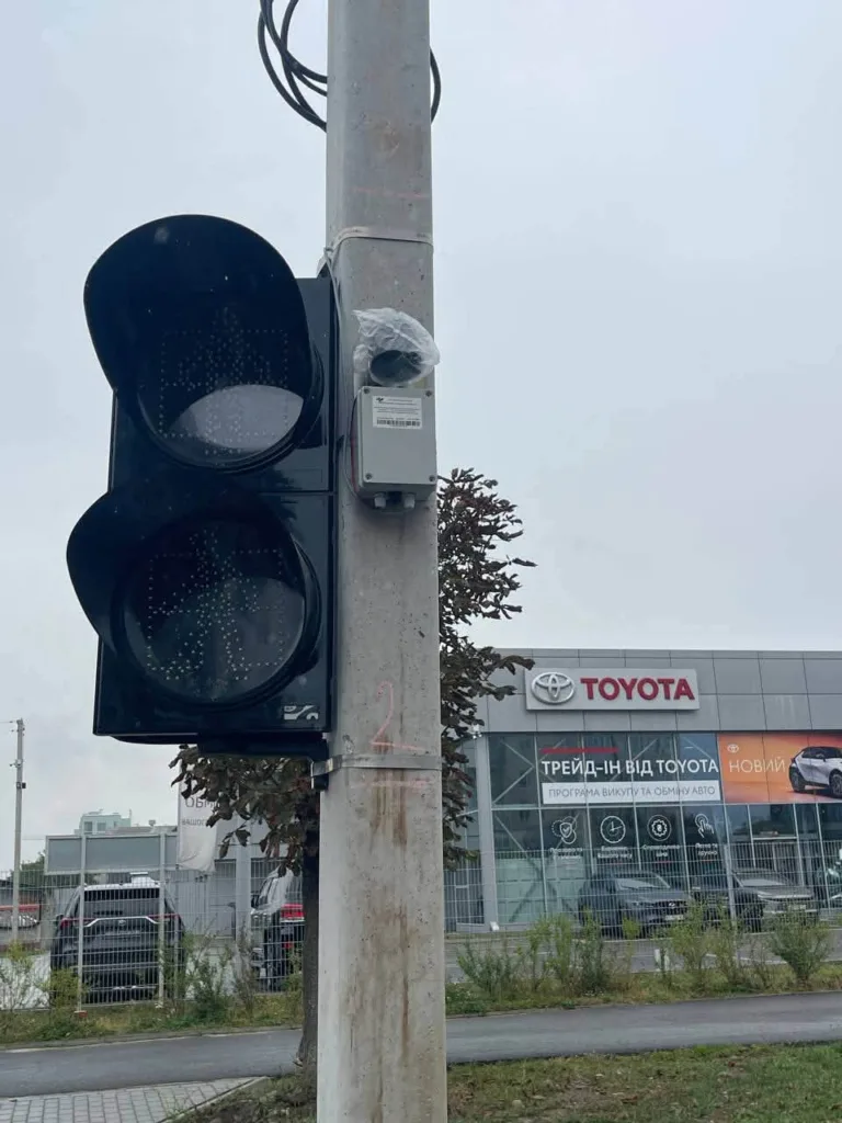 Непрацюючий світлофор на тлі автосалону Toyota