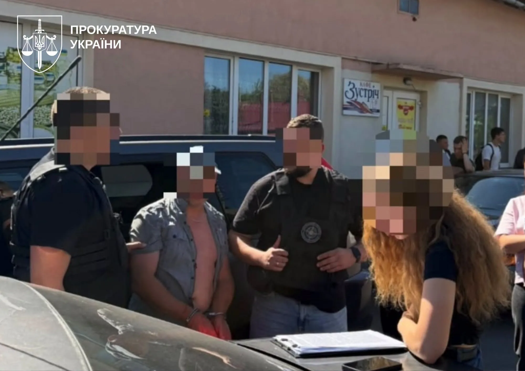 Затримання чоловіка біля будівлі в присутності прокурорів