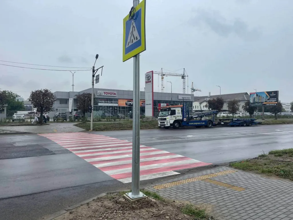 Пішохідний перехід біля автосалону Toyota у дощ