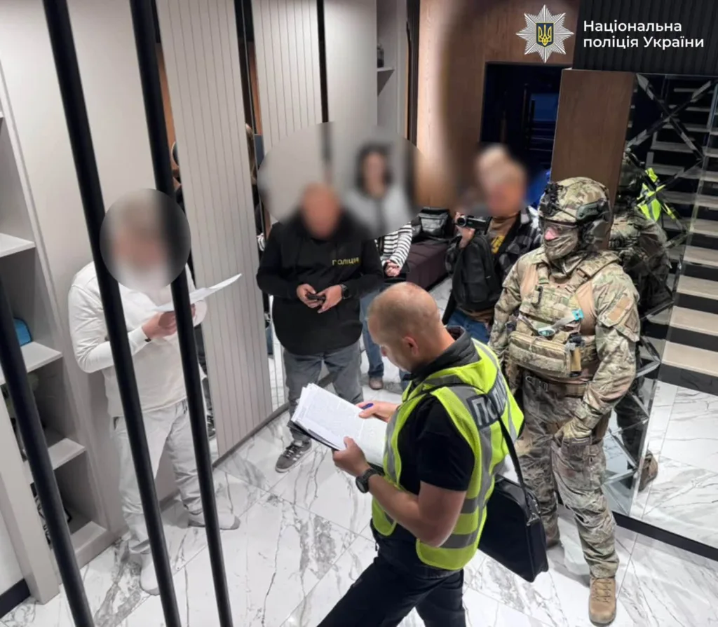 Поліцейські проводять обшук у приміщенні