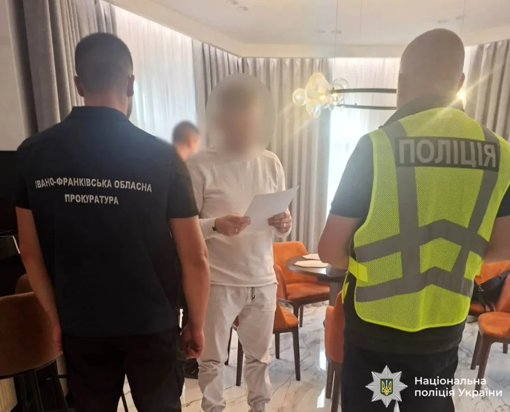 Поліція та прокуратура вручають документи чоловікові