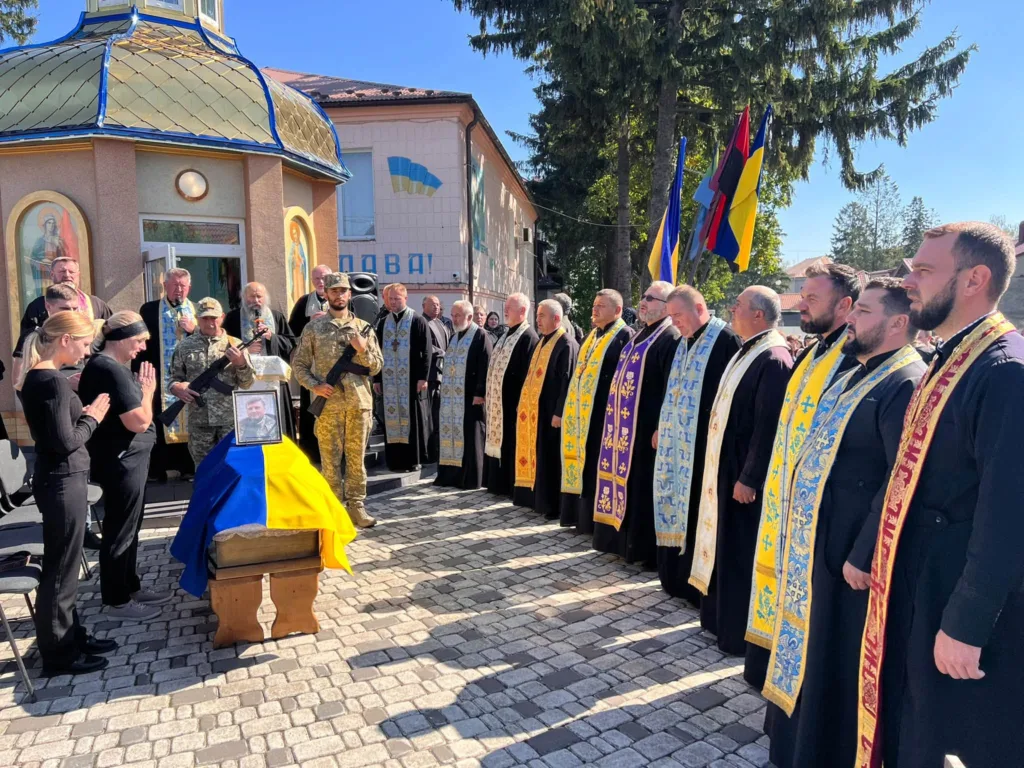 Прощання із військовим у храмі під українським прапором