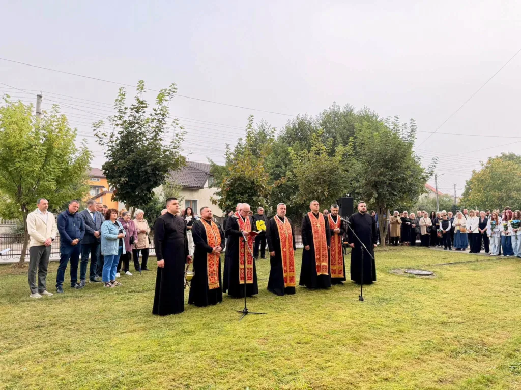 Священники та громада на молитовній церемонії просто неба